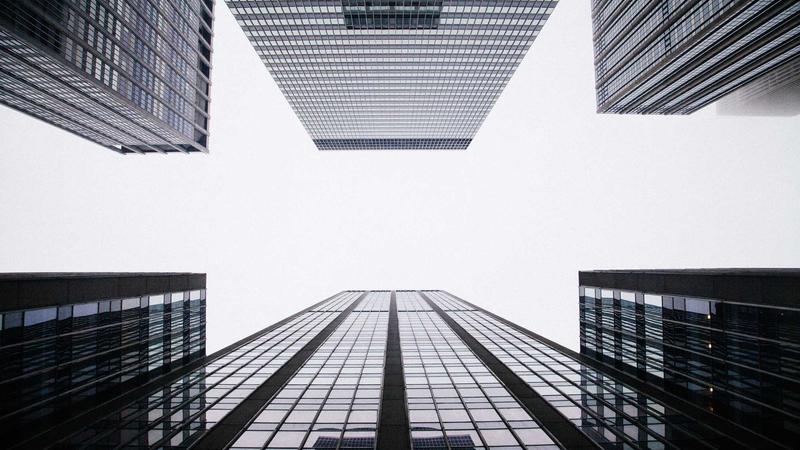 AI生成视频与版权标识的抽象概念图